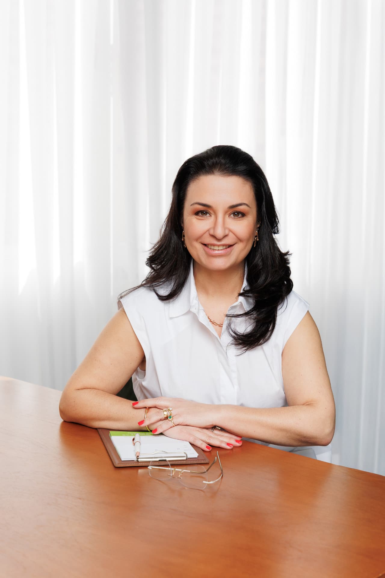 Dra. Ediane Ávila em seu consultório de oftalmologia em Novo Hamburgo